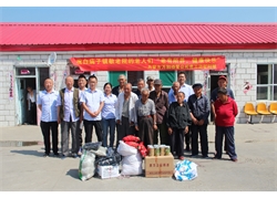 內(nèi)蒙古萬和項管公司黨工團慰問白廟子鎮(zhèn)敬老院的老人們